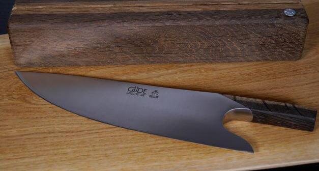 Messer-Ikone THE KNIFE. mit Griff aus Räuchereiche
