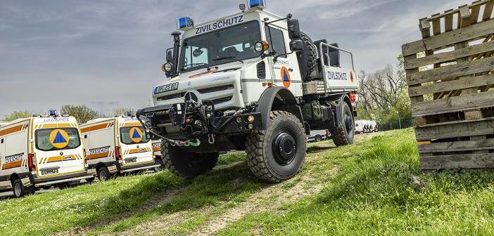 Unimog U 5023 mit Pritsche zum Personentransport und Trommelseilwinde im Erprobungseinsatz beim Bundesamt für Bevölkerungsschutz und Katastrophenhilfe (BBK) © Daimler Truck AG