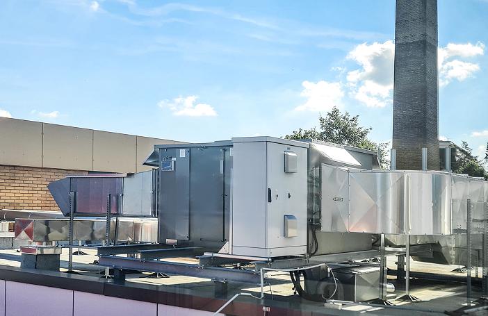 Die zentralen Lüftungsgeräte der Serie DUPLEX Multi Eco-N sind auf dem Dach montiert. Sie versorgen die innenliegenden Sanitär-, Lager- und Technikräume sowie die Sporthalle.