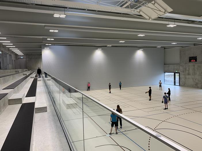 Hell und modern: Die Dreifachsporthalle der Gemeinde Subingen konnte in einem kreativen Lösungsprozess kostenoptimiert realisiert werden. Für angenehme Wärme beim Sport sorgen Deckenstrahlplatten von Zehnder.