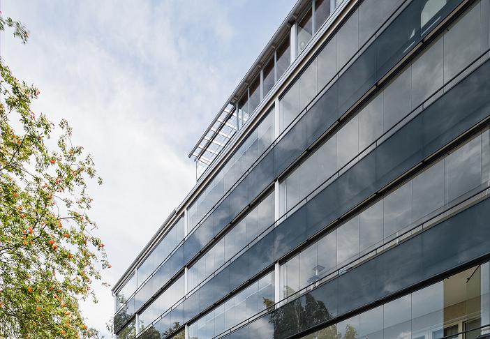 Die Verglasung sorgt auch für eine Aufwertung des äußeren Erscheinungsbildes des Gebäudes.
Foto: Lumon Deutschland GmbH
