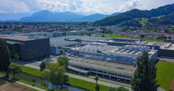 Hier zu sehen ist der SFS Hauptsitz in Heerbrugg (Schweiz). Darüber hinaus gewährleisten 40 Marktorganisationen, 15 Kompetenzzentren und 10 Produktionen für den Bereich Construction – in ganz Europa und Nordamerika verteilt – Marktnähe und schnelle Lieferung.