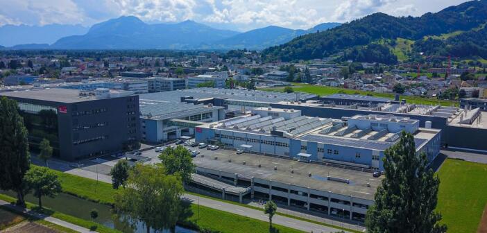 Hier zu sehen ist der SFS Hauptsitz in Heerbrugg (Schweiz). Darüber hinaus gewährleisten 40 Marktorganisationen, 15 Kompetenzzentren und 10 Produktionen für den Bereich Construction – in ganz Europa und Nordamerika verteilt – Marktnähe und schnelle Lieferung.