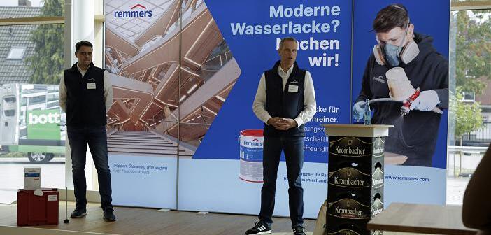 Elmar Kaiser, Abteilungsleiter Remmers Technik Service Holzhandwerk (re.), und Mario Kirchner, Verkaufsleiter Nord begrüßen die Teilnehmenden. Bildquelle: Remmers, Löningen