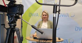 Dr. Lisa Broß, Mitglied der DWA-Geschäftsführung, bei der Vorstellung der Roadmap im DWA-Studio
