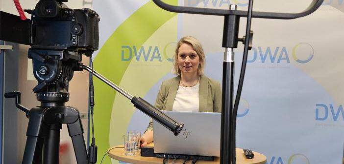 Dr. Lisa Broß, Mitglied der DWA-Geschäftsführung, bei der Vorstellung der Roadmap im DWA-Studio