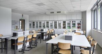 (Schulzentrum Much, Käthe Kollwitz) Die dezentralen Lüftungsgeräte der Serie DUPLEX Vent versorgen Unterrichtsräume zuverlässig mit frischer Luft und überzeugen mit ihrem flüsterleisen Betrieb.