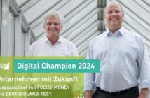 Die PCS Geschäftsführer Walter Elsner und Ulrich Kastner-Jung freuen sich über die Auszeichnung als Digital Champion 2024 von FOCUS-MONEY und DEUTSCHLAND-TEST