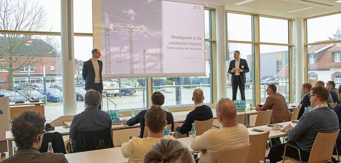Jens Engel (Leiter Produktmanagement Bautenschutz; links) und Michael Pojarov (Leiter Market Unit Building Protection) können zahlreiche Gäste zur zweiten „Fachkonferenz Bauwerksabdichtung“ begrüßen