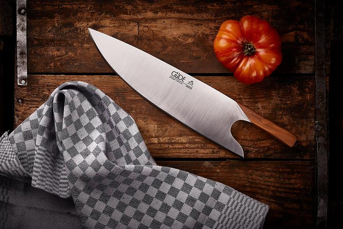 Zur Standardausstattung einer jeden Küche gehört das klassische Koch-messer. Mit seinem breiten Blatt ist es perfekt für alle Arbeiten am Brett, ob ziehender Schnitt am Brett, Wiegeschnitt am Brett oder hackender Schnitt am Brett.

Die Neu-Erfindung des Kochmessers, THE KNIFE. von GÜDE.
